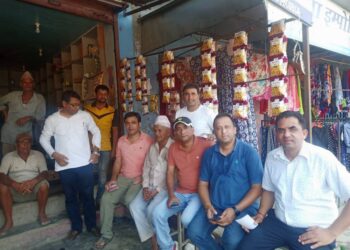 चुनावी एजेण्डा लिएर पिताम्बर जोशीको प्यानल मतदाता माँझ पुर्व अध्यक्ष, पदाधिकारी सहितले मतदाता व्यवसायीसंग भने, ‘यस पटक पिताम्बर टिमलाई नेतृत्वमा पु¥याऔँ’