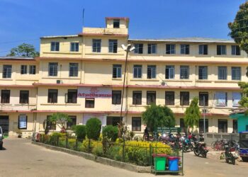 सेतीमा घण्टौं कुर्न विवश छन् बिरामी, डाक्टर निजी क्लिनिकमा व्यस्त