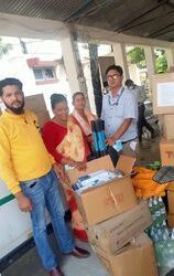 बेलडाँडी उप-प्रमखको पहलमा स्वास्थ्य सामग्री भित्र्याउदै