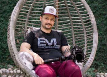 भिडियोग्राफीका सुदूरका एक हस्ताक्षर नील