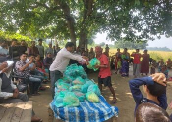 कांग्रेसका कार्यकर्ताहरू निर्वाचन अाचारसंहिताको धज्जी उडाउदै, घरबार बिहिन बनाएका अारक्ष पिडितलाई चुनावको मुखमा कपडा बाडेर फकाउदै