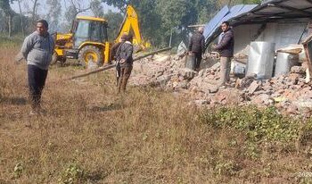 १५ शैया अस्पताल निर्माणका क्रममा चलेको डोजरमा उपध्यक्ष नाथको टोलीद्धारा ढुङ्गा प्रहार, डोजरमा क्षति, भिडियो बनाउनेलाई मारिदिने धम्की