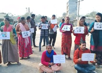 हुलाकी सडक निर्माणमा ढिलासुस्ती गरेको भन्दै बेलौरीका स्थानीय आन्दोलित जनता भन्छन, ‘ठेकेदार ज्यूँ ७ बर्ष पुरा भयो, ठेक्का भएको कहिलेसम्म पिच बन्छ,