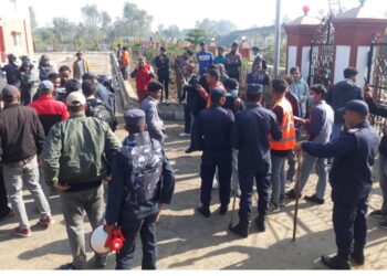 बेदकोटमा छाडा चौपाया खाडलमा पुरिएको भेटिए पछि स्थानीय अान्दोलित, आन्दोलन रोक्न ठुलोमात्रामा प्रहरी परिचालन