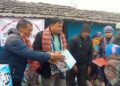 बेलौरी नगरपालिका वडा नम्बर ५ द्वारा जेष्ठ नागरिकलाई पानी तताउने इलेक्ट्रोनिक जग र टर्च लाइट बितरण
