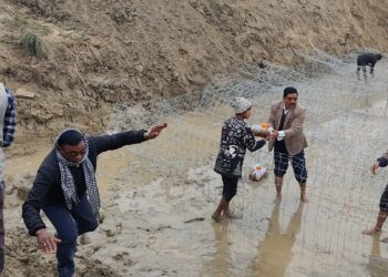 लालझाडी स्थित दोदा नदीमा बस्ती र उर्बराभूमि जोगाउ तटबन्ध निर्माण गरिदै