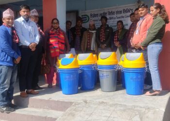 बेलडाँडीमा डिप्रोक्स लघुवित्त वित्तीय संस्थाद्वारा डस्टवीन वितरण