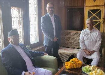 प्रधानमन्त्री प्रचण्ड पुर्व माओवादी नेता एव एमाले सचिव लेखराज भट्टको निवासमा