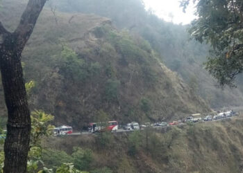 वर्षाका कारण पहाडका अधिकांश सडक अवरुद्ध