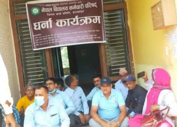 विद्यालय कर्मचारी आन्दोलित