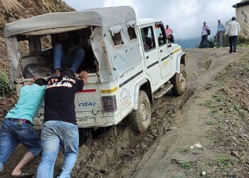 हिलाम्मे र कच्ची सडकमा जोखिमपूर्ण यात्रा