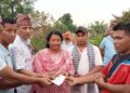 दोधाराका वडाध्यक्ष खत्रीले संचालन गरेको ‘रमा बचाऊ अभियान’ मा संकलित ५ लाख रकम हस्तान्तर