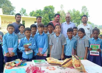 माओवादी युद्ध नेता भट्टद्वारा जन्मदिनको अवसरमा विद्यार्थीलाई शैक्षिक समाग्री वितरण