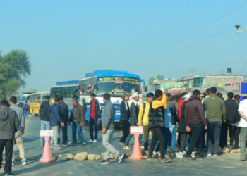 कैलालीमा स्थानीय र प्रहरीबिच झडप,हुदाँ एक किशोरी घाइते