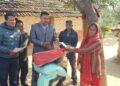 बेलौरी नगरपालिकाद्वारा आगलागी पीडित परिवारलाई नगद रकम सहित सामाग्री हस्तान्तरण
