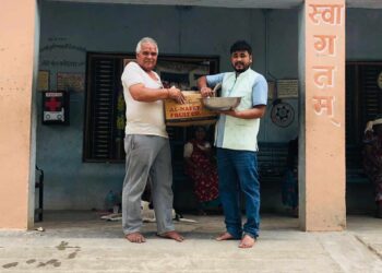 पुर्व विद्यार्थी नेता भाटद्वारा आमाको स्मृतिमा बृद्धआश्रममा फलफुल वितरण