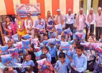 बेदकोटको सिद्धनाथ विद्यालयद्वारा विपन्न जेहेन्दार विद्यार्थीलाई पोषाक र शैक्षिक समाग्री