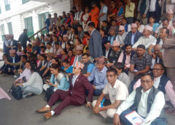 अनुदान कटौतीको निर्णय ७ दिनभित्र सच्याउन माग सहित स्थानीय तहको अर्थ मन्त्रालयमा धर्ना