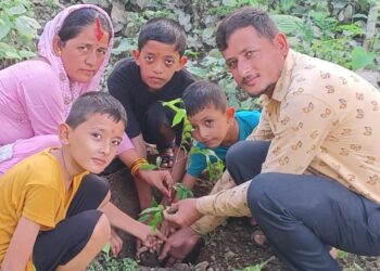 पत्रकार धामीद्वारा बैवाहिक बर्षगाँठकाे अवसरमा सामुदायिक वनमा वृक्षारोपण 