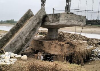चौधर नदीले चतहरी र नयाँगाँउमा वितण्डा : झोपुङ्गेपुलदेखि घर, खेतबारी तहसनह सातादेखि दुई गाँउ अन्धकार