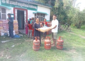 भगवती सामुदायिक वनद्वारा उपभोक्तालाई ग्याँस चुलो वितरण