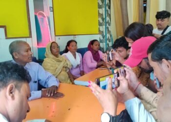 बेलडाँडी १२ लाख चेक प्रकरण : प्रमाण खोज्न गएका दल मौन बसेपछि बेलडाँडीका कृषकले न्याय माग्न गरे पत्रकार सम्मेलन