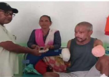 दोधाराचाँदनी नगपालिका ४ का वडाअध्यक्षद्धारा दुबैहात जलेका दैउराली घाटका विकलाई आर्थिक सहयोग