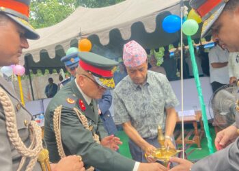 चौबीसैं घण्टा जनताको ज्यूधनको सुरक्षार्थ व्यस्त शसस्त्र प्रहरीसंग यति धेरै कला हेर्नुसहोस्