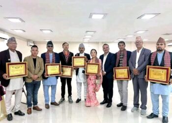 कञ्चनपुरका पत्रकारद्वय थापा र तिवारीलाई पुरस्कार