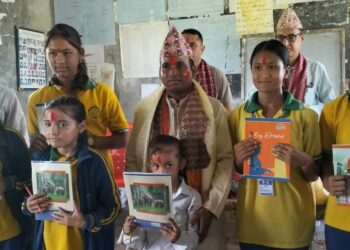 आचार्य कृष्ण दमाईद्वारा कखरा सिकेको विद्यालयका विद्यार्थीलाई शैक्षिक समाग्री सहयोग