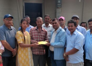 जङ्गली हात्तीको आक्रमणमा मृत्यु भएका चौधरीका बुवालाई सामुदायिक वन उपभोक्ता समितीद्वारा सहयोग रकम प्रदान