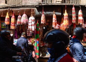 तिहारको चहलपहल बजारमा बढ्दै, बजारभरि प्लास्टिकका प्रतिबन्धित माला