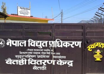 बैतडीमा विद्युत महसुल नबुझाउनेको लाईन काटिदै