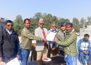 नेपाल थारु संघका पदाधिकारीलाई प्रदेशसभा सदस्य बिष्टद्वारा प्रमाणपत्र बितरण
