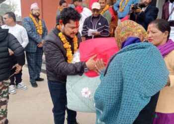 युवा व्यवसायी देउवाद्वारा भीमदत्त नगरका ४२ विपन्न परिवारलाई कम्बल वितरण