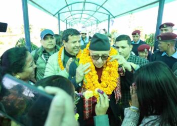 १५ औं महाधिवेशनका लागि सुदूरपश्चिमा डा.कोइरालालाई १५ किलोको माला