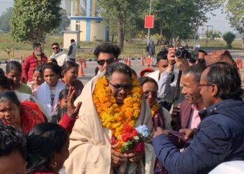 विश्व रेकर्ड कायम गर्ने भीमदत्तका रेभ.डा.नरिराम लुहार (विनोद) लाई धनगढी विमानस्थलमा भव्य स्वागत