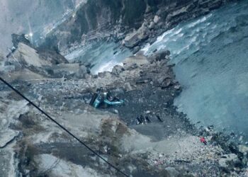 दार्चुलामा सडक बनाउने क्रममा सुख्खा पहिरो जादा जेसीबी पुरियो, चालक घाइते