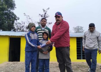 भीनपा १३का वडाध्यक्ष बोहराद्वारा विपन्न विद्यार्थीलाई विद्यालय पोषाक