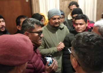 गृहमन्त्री लेखकसंग कञ्चनपुरका युवा विद्यार्थीले भने, ‘तपाई गृहमन्त्री भएदेखि अवैध सरचना हटाउने काम रोकियो ?