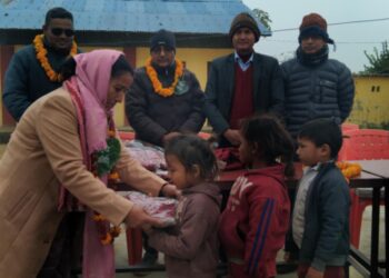 मन्त्रीपत्नी थापाद्वारा दुर्गा आधारभूत विद्यालयका १७३ विद्यार्थीलाई न्यानो कपडा वितरण 