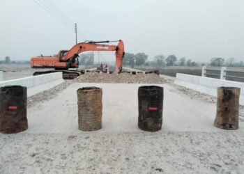 महाकाली पुल बारे सरोकारवाला निकायको वेवास्थाले बनेको सडक भत्काउँदै ठेकेदार