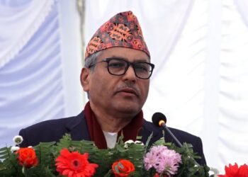 नेपाल राष्ट्र बैंकका गभर्नर अधिकारीले बैंक तथा वित्तीय संस्थाबाट मात्र कारोबार गर्न आग्रह