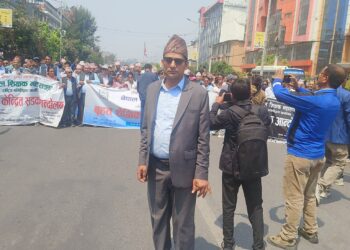 “धत तेरि निकर्चा रैछौ” : आन्दोलनमा उत्रिएका बेलडाँडीका शिक्षक भण्डारीको सरकारलाई व्यङ्ग्य कविता