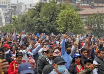 शिक्षक आन्दोलनको सातौं दिन मोबाइलको टर्च बाल्दै सरकार खोजे