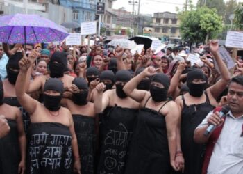 माइतीघरमा सहकारी पीडितको अर्धनग्न प्रदर्शन : ‘आन्दोलन रहर होइन, बाध्यता हो’