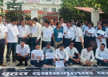 स्थानीय सेवा ऐन बिना भविष्य अन्धकारमा: सुदूरपश्चिममा कर्मचारीको निरन्तर आन्दोलन