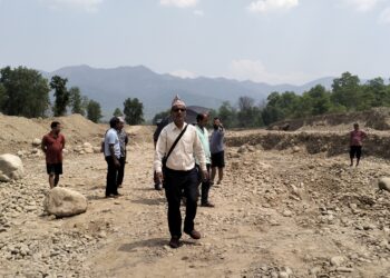 मापदण्ड विपरित बगुन खोला उत्खनन् गरेर बस्ती विपद्मा पारेको भन्दै स्थानीयको बिरोध