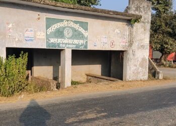 सडकछेउको महाकाली सिंचाईको पुरानो भवनले बढायो दुर्घटनाको जोखिम, स्थानीय चिन्तित