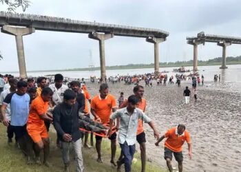 गुजरातको महिसागर नदीमा पुल भत्किँदा ९ जनाको मृत्यु